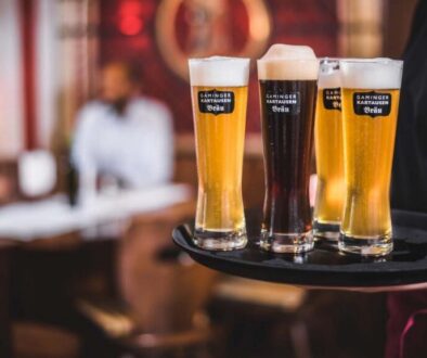 Vier Gläser Gaminger Kartausenbräu auf einem Tablett im Kartausenkeller in Gaming