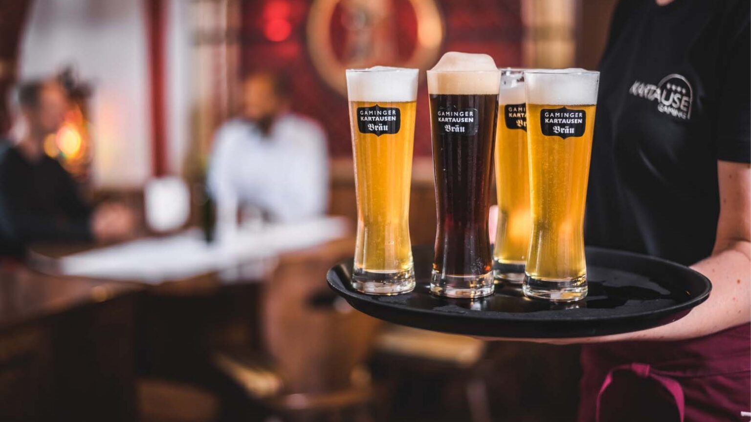 Vier Gläser Gaminger Kartausenbräu auf einem Tablett im Kartausenkeller in Gaming