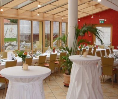 Wintergarten im Hotel Kartause Gaming mit langen Tischen für eine Reisegruppe – Gruppenreisen ins Mostviertel
