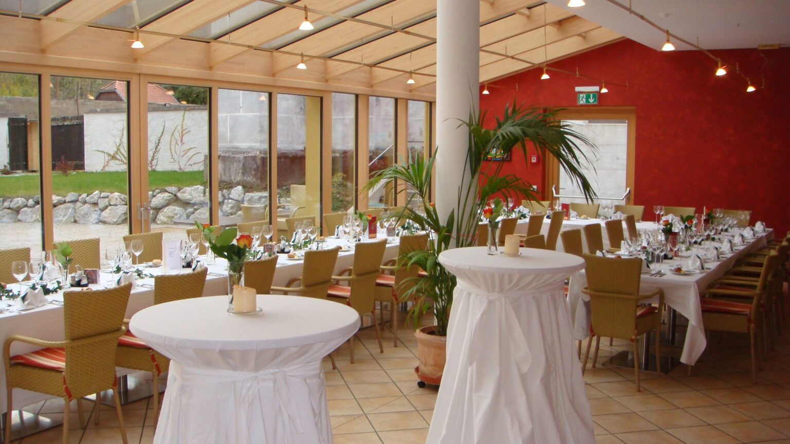 Wintergarten im Hotel Kartause Gaming mit langen Tischen für eine Reisegruppe – Gruppenreisen ins Mostviertel