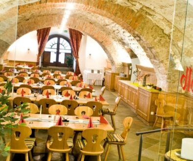 Historischer Gewölbesaal (Gwölb) der Kartause Gaming, mit Tischen und Stühlen festlich für ein Dinner-Event eingedeckt