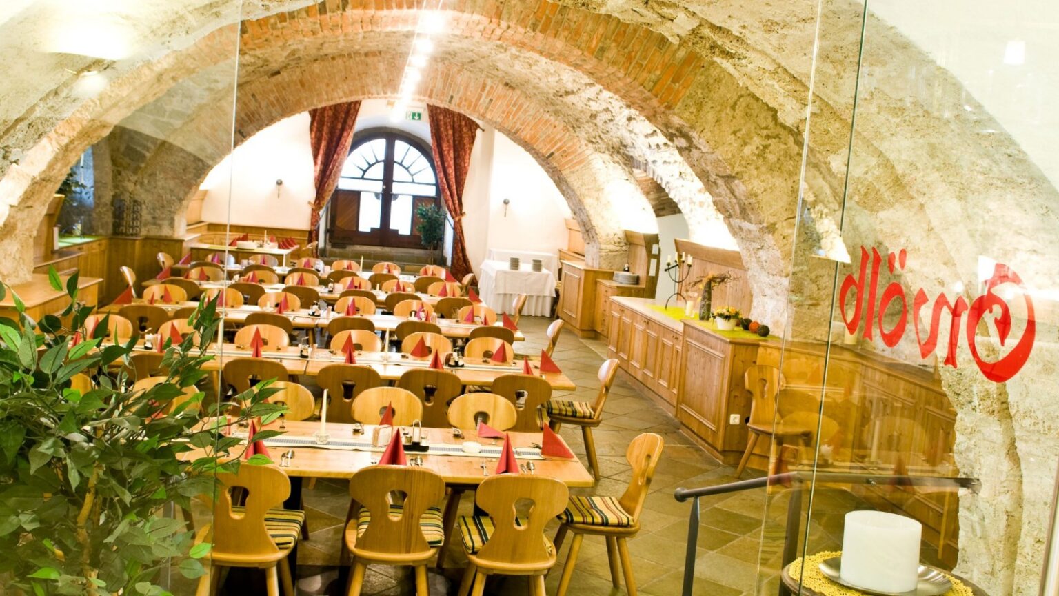 Historischer Gewölbesaal (Gwölb) der Kartause Gaming, mit Tischen und Stühlen festlich für ein Dinner-Event eingedeckt