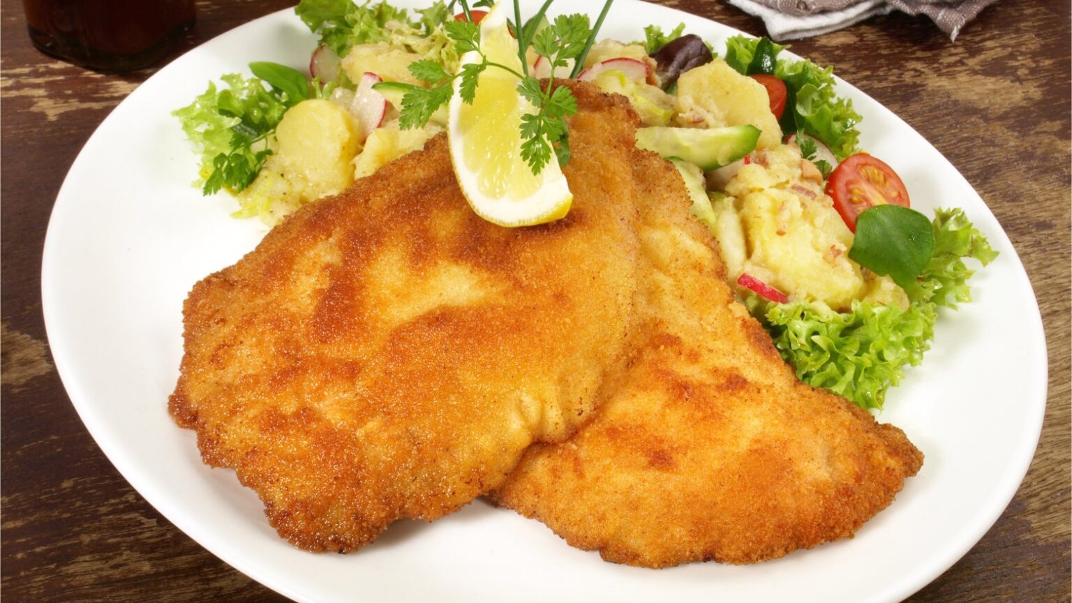 Regionale Spezialität im Kartausenkeller: paniertes Schnitzel mit Erdäpfelsalat und ein Bier aus dem eigenen Haus