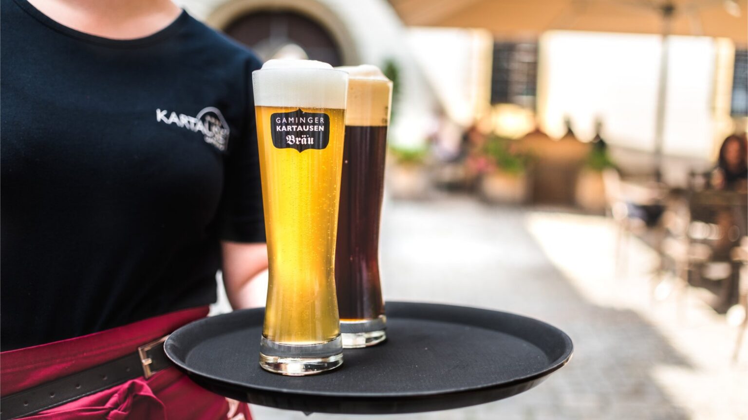 Firmenausflug in Niederösterreich: Gaminger Kartausenbräu wird im Gastgarten der Kartause Gaming serviert