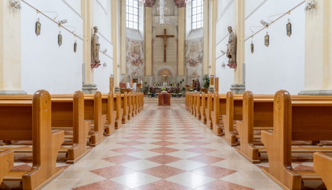 Kartäuserkloster in Österreich: Innenraum der Kartausenkirche in der Kartause Gaming mit Mittelgang, Bänken und Altarraum