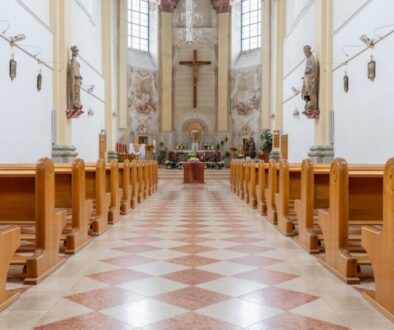 Kartäuserkloster in Österreich: Innenraum der Kartausenkirche in der Kartause Gaming mit Mittelgang, Bänken und Altarraum