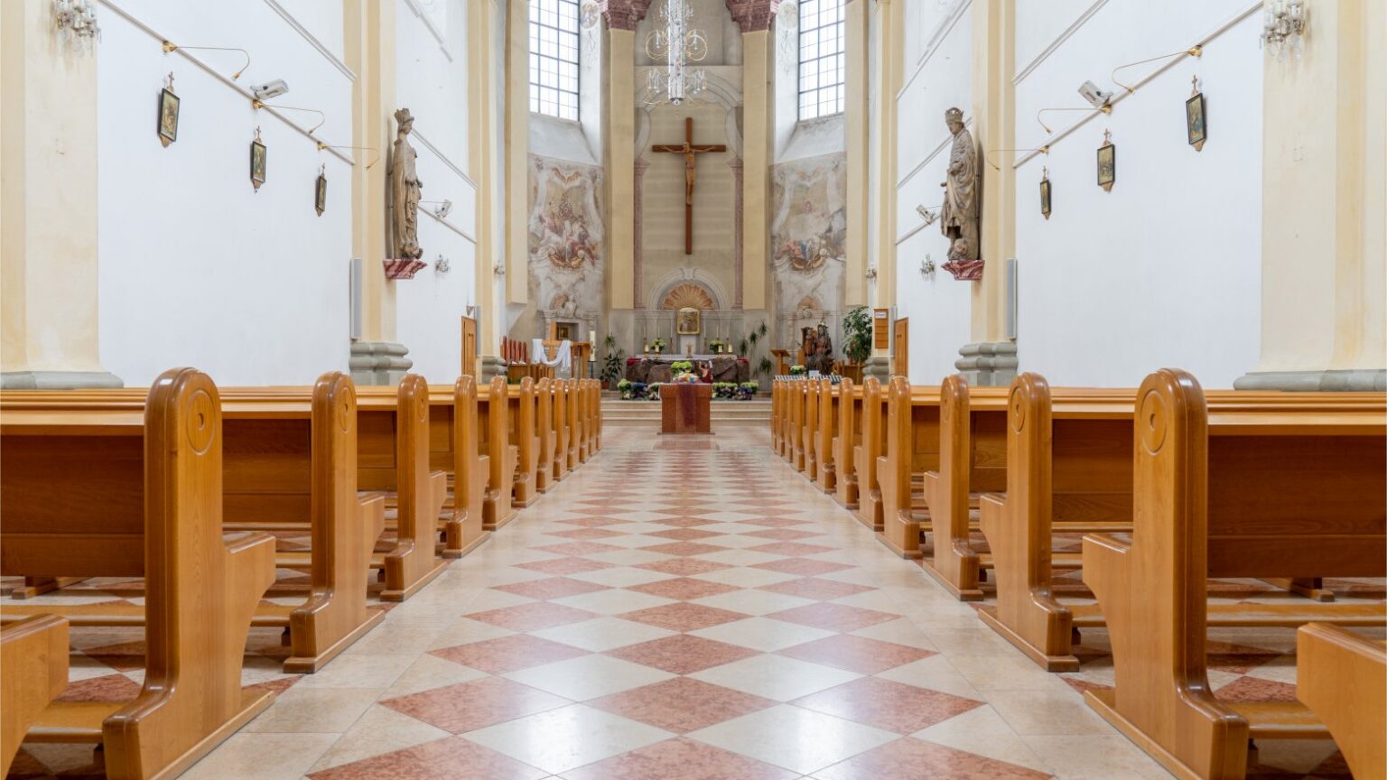 Kartäuserkloster in Österreich: Innenraum der Kartausenkirche in der Kartause Gaming mit Mittelgang, Bänken und Altarraum