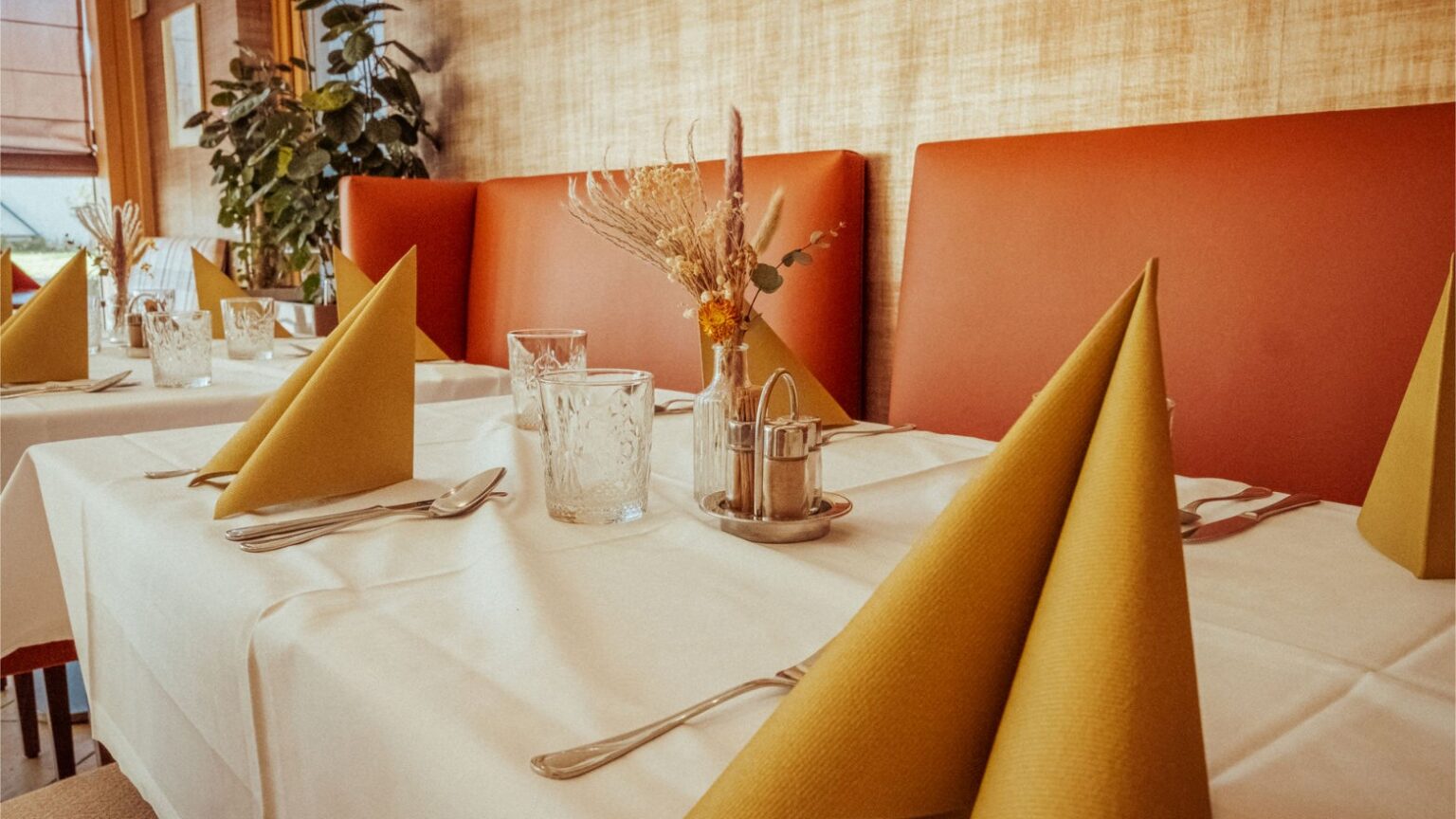 Festlich gedeckter Tisch mit Stoffservietten im Restaurant Kartausenkeller, Rahmen für das Krimi Dinner in Niederösterreich
