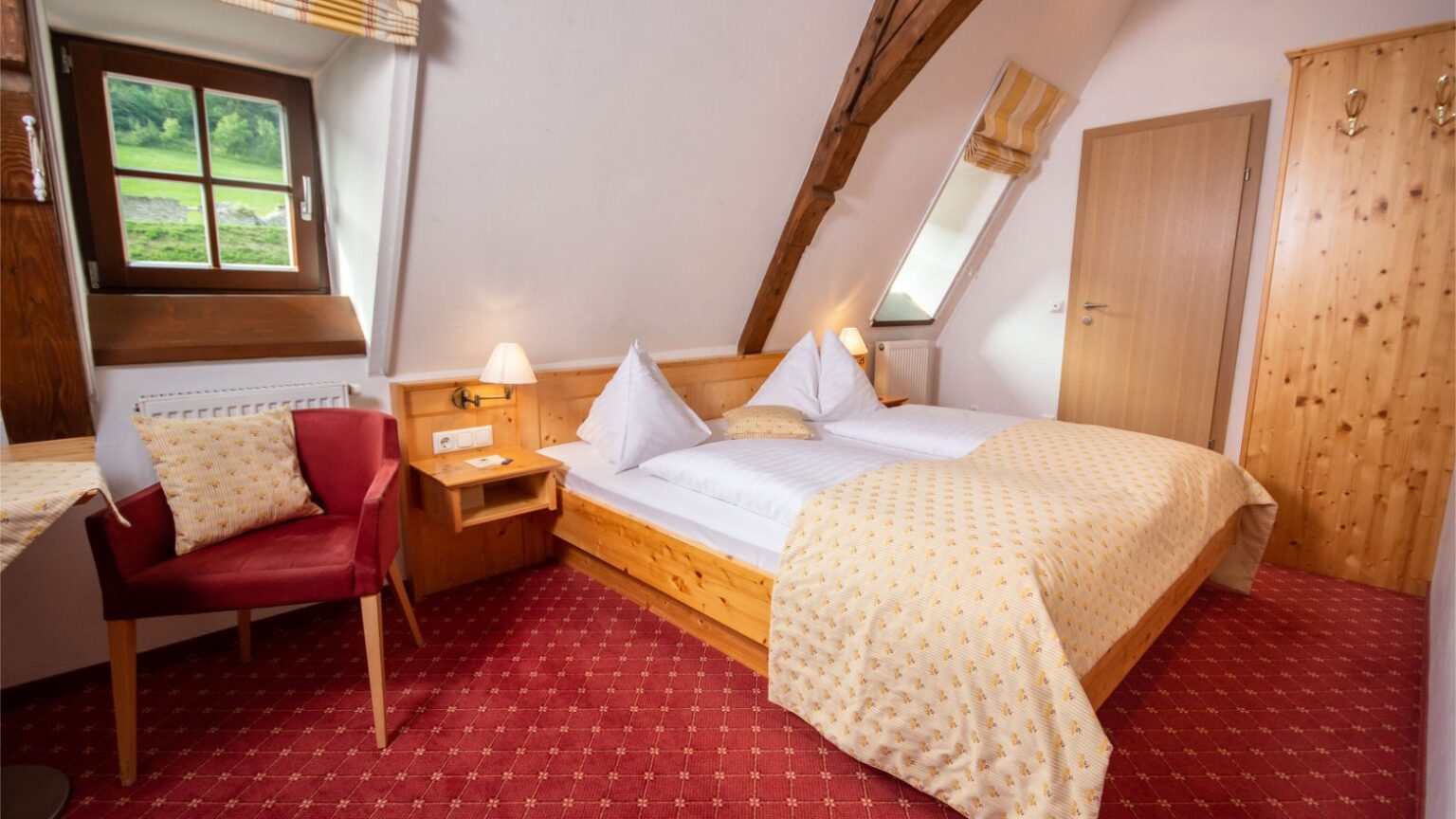 Kurzurlaub zu zweit in Niederösterreich: gemütliches Doppelzimmer unter dem Dach im Hotel Kartause Gaming
