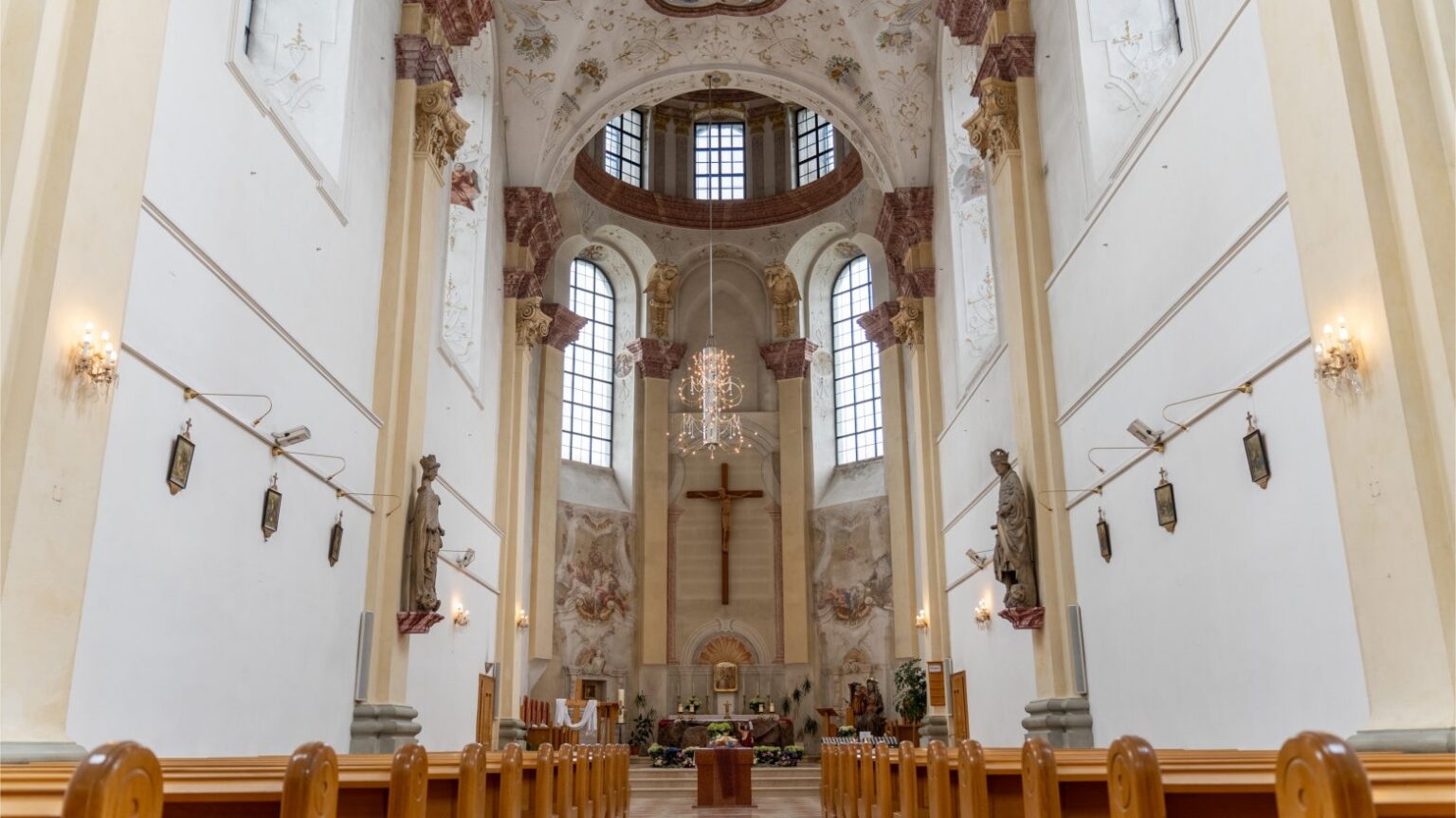 Schlechtwetterprogramm im Mostviertel: Blick in die Kartausenkirche der Kartause Gaming mit Altar und Kuppel