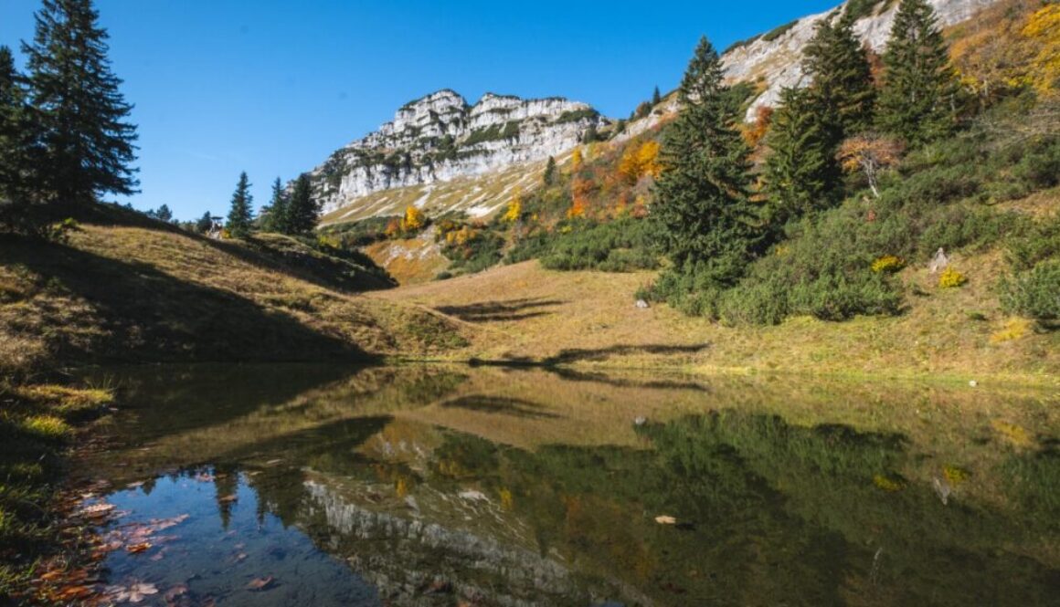 Wandern am Ötscher: Blick auf den Ötscher im Herbst, Quartier im Tal in der Kartause Gaming