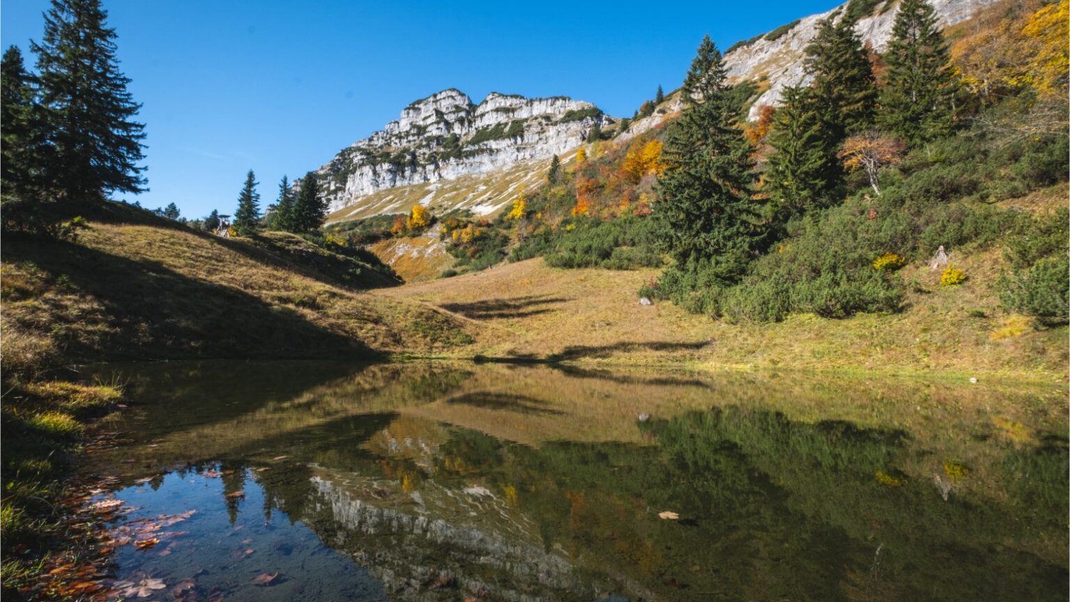 Wandern am Ötscher: Blick auf den Ötscher im Herbst, Quartier im Tal in der Kartause Gaming